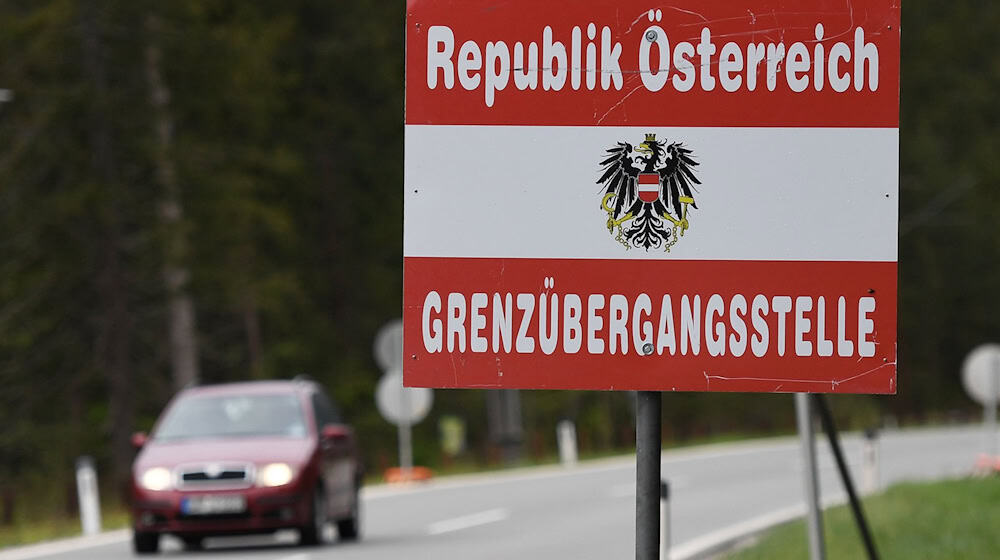 Nächstes Jahr kann man die dann roten Vignetten zum letzten Mal an die Windschutzscheibe kleben. (Archivbild) / Foto: Angelika Warmuth/dpa/dpa-tmn