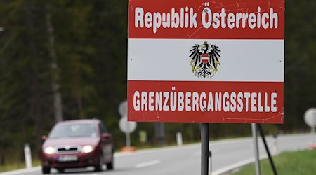 Nächstes Jahr kann man die dann roten Vignetten zum letzten Mal an die Windschutzscheibe kleben. (Archivbild) / Foto: Angelika Warmuth/dpa/dpa-tmn