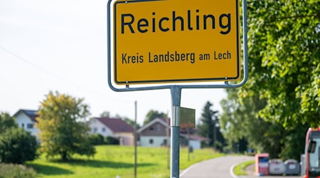 Das Rathaus der Gemeinde Reichling im Landkreis Landsberg ist teilweise durchsucht worden. (Archivbild) / Foto: Peter Kneffel/dpa Das Rathaus der Gemeinde Reichling im Landkreis Landsberg ist teilweise durchsucht worden. (Archivbild) / Foto: Peter Kneffel/dpa