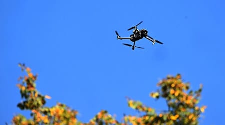 Über Miesbach dürften am Samstagnachmittag gleich mehrere Drohnen zu sehen sein. (Symbolbild) / Foto: Felix Hörhager/dpa