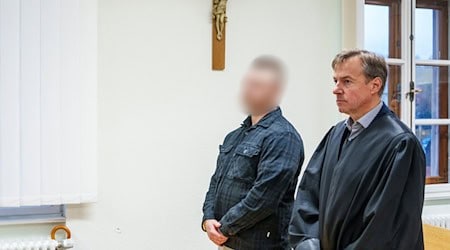 Der Angeklagte äußert sich vor Gericht zunächst nicht selbst. (Archivbild) / Foto: Andreas Arnold/dpa Der Angeklagte äußert sich vor Gericht zunächst nicht selbst. (Archivbild) / Foto: Andreas Arnold/dpa