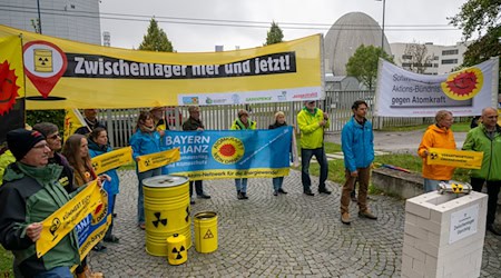 Vor dem Forschungsreaktor in Garching kam es zu der Protestaktion. / Foto: Peter Kneffel/dpa