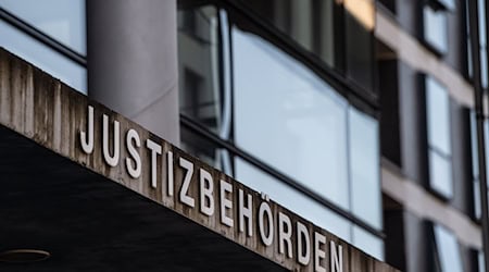 Nach einem tödlichen Angriff mit einer Armbrust in einer Klinik hat in Kassel der Mordprozess gegen einen 59-Jährigen begonnen. (Archivbild) / Foto: Swen Pförtner/dpa