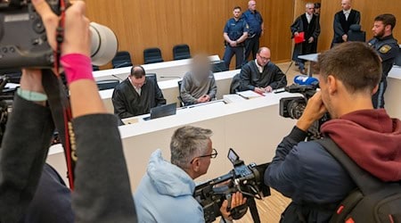 Die Angeklagten streiten die Vorwürfe ab. (Archivbild) / Foto: Peter Kneffel/dpa