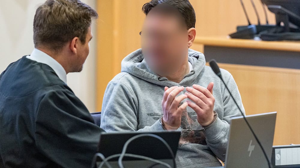 Einem 51 Jahre alten Mann wird vor dem Landgericht Regensburg Mord an seinem Onkel vorgeworfen. Er bestreitet dies.  / Foto: Armin Weigel/dpa
