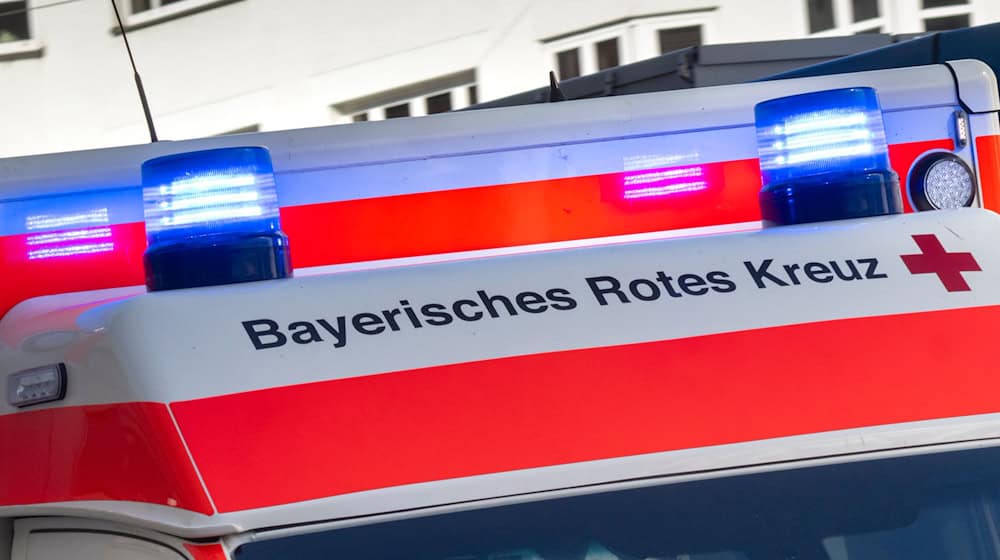 Ein Krankenwagen brachte den verletzten Radler ins Krankenhaus. (Symbolbild) / Foto: Peter Kneffel/dpa