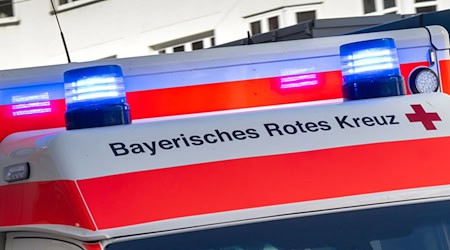 Ein Krankenwagen brachte den verletzten Radler ins Krankenhaus. (Symbolbild) / Foto: Peter Kneffel/dpa