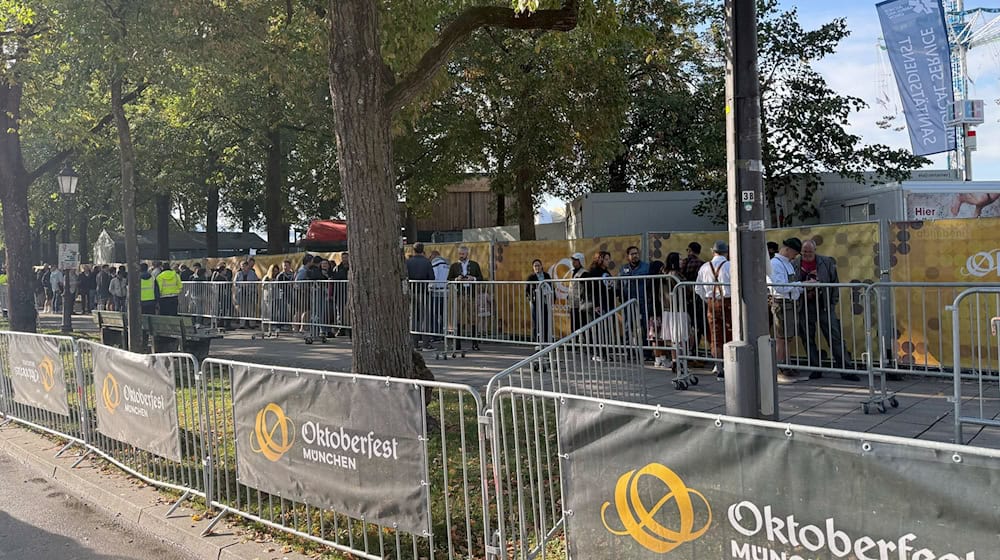 Das Oktoberfestgelände war wegen einer Bombendrohung abgesperrt. / Foto: Manuel Schwarz/dpa