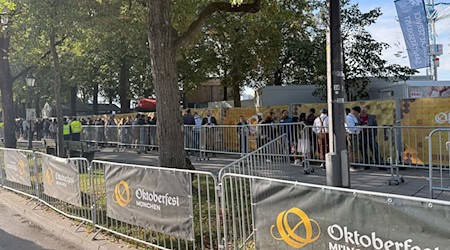 Das Oktoberfestgelände war wegen einer Bombendrohung abgesperrt. / Foto: Manuel Schwarz/dpa