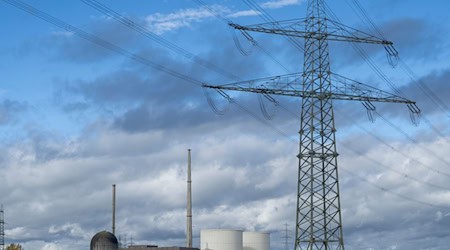 Das ehemalige Kernkraftwerk nach der Sprengung der Markanten Kühltürme. (Archivbild) / Foto: Stefan Puchner/dpa Das ehemalige Kernkraftwerk nach der Sprengung der Markanten Kühltürme. (Archivbild) / Foto: Stefan Puchner/dpa