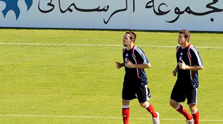 Görlitz, hier im Jahr 2010 mit Franck Ribéry, spielte einst Bundesliga, heute trainiert er einen A-Klassen-Club. / Foto: picture alliance / dpa