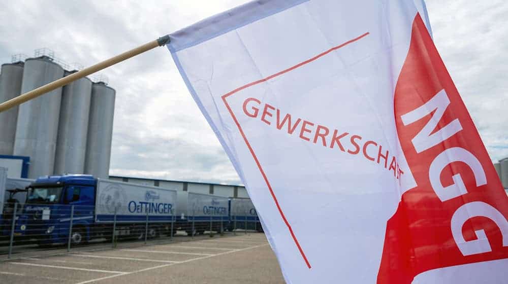 Oettinger - eine der größten Brauereien Deutschlands - und die NGG ringen um einen Tarifabschluss. (Archivbild) / Foto: Peter Kneffel/dpa Oettinger - eine der größten Brauereien Deutschlands - und die NGG ringen um einen Tarifabschluss. (Archivbild) / Foto: Peter Kneffel/dpa