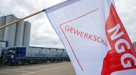 Oettinger - eine der größten Brauereien Deutschlands - und die NGG ringen um einen Tarifabschluss. (Archivbild) / Foto: Peter Kneffel/dpa Oettinger - eine der größten Brauereien Deutschlands - und die NGG ringen um einen Tarifabschluss. (Archivbild) / Foto: Peter Kneffel/dpa