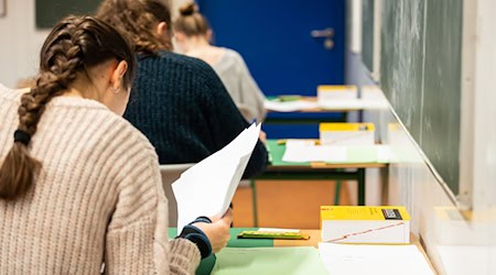 Prüfungen sind stressig, aber aus den Schulen kaum wegzudenken. Was tun? (Symbolbild) / Foto: Silas Stein/dpa