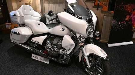 Papst Leo XIV. hatte das Motorrad im September in Rom in Empfang genommen. / Foto: Felix Hörhager/dpa