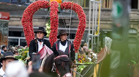 Erntedank ist ein Fest voller Traditionen - dazu gehört auch der Erntedankfestzug in Fürth, wo eine Erntekrone aus Radieschen gefertigt wurde. (Archivbild) / Foto: Pia Bayer/dpa