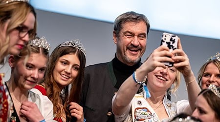 Ein Selfie hier, ein Selfie da: Für CSU-Chef Markus Söder sind Posts in sozialen Netzwerken mehr als Unterhaltung. (Archivbild)  / Foto: Fabian Sommer/dpa