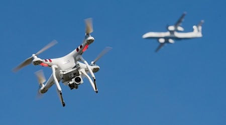 Nachdem es europaweit mehr Drohnensichtungen in Bereichen der kritischen Infrastruktur gegeben hat, reagiert Bayern mit einer Novelle des Polizeiaufgabengesetzes. (Symbolbild) / Foto: Julian Stratenschulte/dpa Nachdem es europaweit mehr Drohnensichtungen in Bereichen der kritischen Infrastruktur gegeben hat, reagiert Bayern mit einer Novelle des Polizeiaufgabengesetzes. (Symbolbild) / Foto: Julian Stratenschulte/dpa