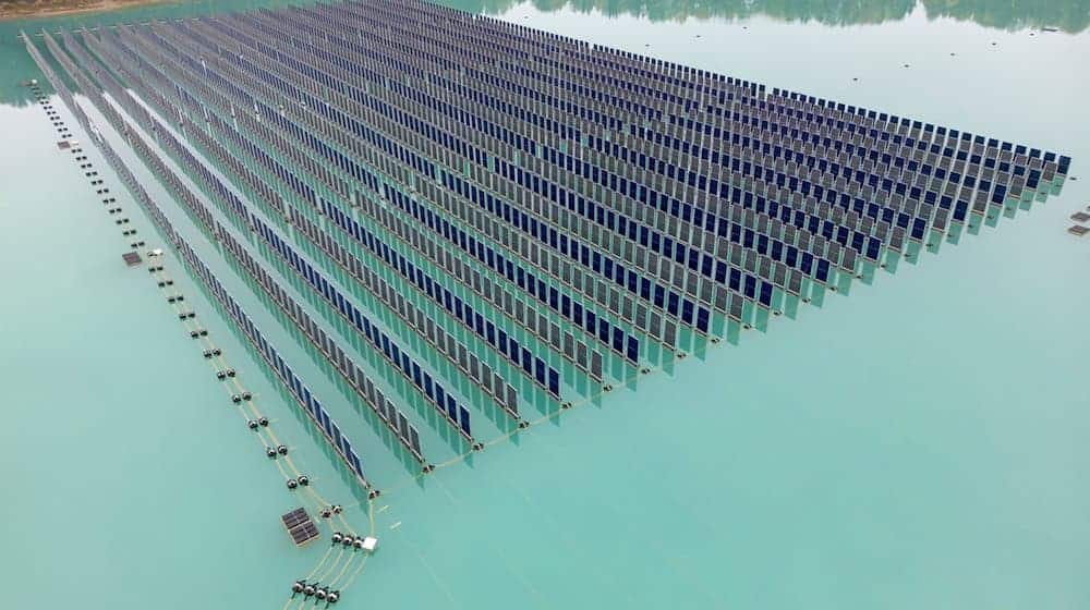 Normalerweise sind Solarpanele bei schwimmenden Anlagen flach auf dem Wasser - hier stehen sie aufrecht.  / Foto: Peter Kneffel/dpa