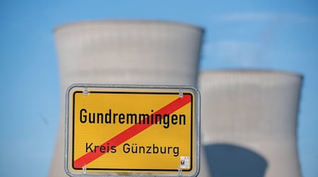 Die Kühltürme des ehemaligen Kernkraftwerks in Gundremmingen sollen am Samstag gesprengt werden. (Archivbild) / Foto: Stefan Puchner/dpa