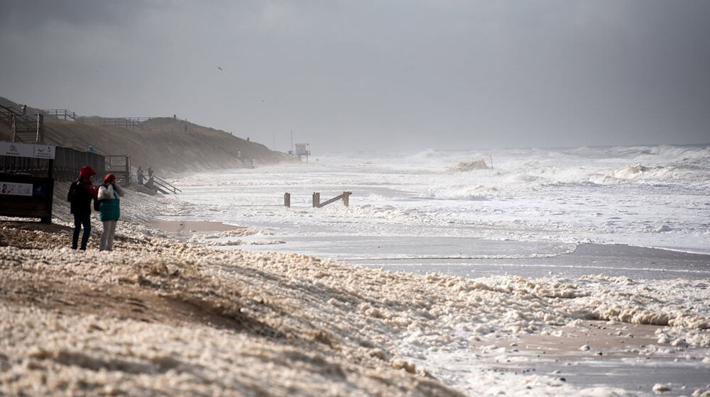 Sturmflut vor Sylt. Das Wetter lockte auch Spaziergänger an die Nordsee. / Foto: Daniel Bockwoldt/dpa