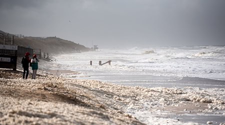 Sturmflut vor Sylt. Das Wetter lockte auch Spaziergänger an die Nordsee. / Foto: Daniel Bockwoldt/dpa