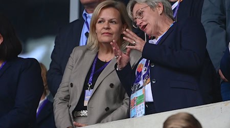 Silke Raml (r) ist Kandidatin für einen Platz im DFB-Präsidium. / Foto: Sebastian Gollnow/dpa