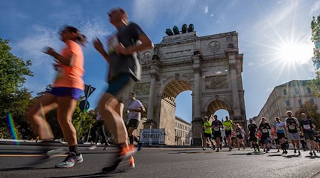 An diesem Sonntag ist es wieder so weit: Tausende werden zum Marathon-Lauf durch München erwartet. (Archivbild) / Foto: Lino Mirgeler/dpa