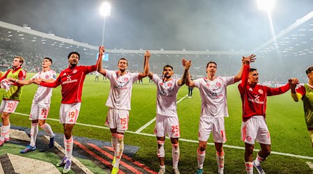Fortuna-Jubel nach dem Sieg in Bochum. (Archivfoto) / Foto: Christoph Reichwein/dpa