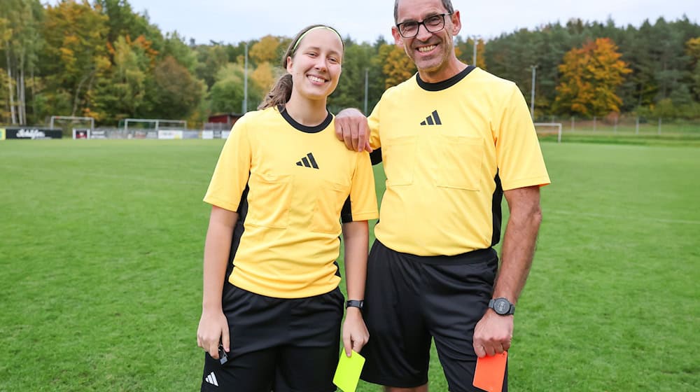 Vater und Tochter engagieren sich als Schiedsrichter. / Foto: Daniel Löb/dpa