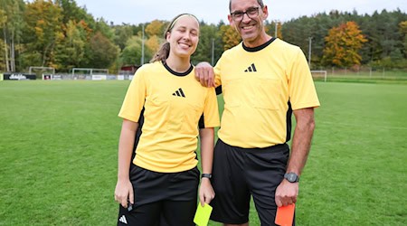 Vater und Tochter engagieren sich als Schiedsrichter. / Foto: Daniel Löb/dpa