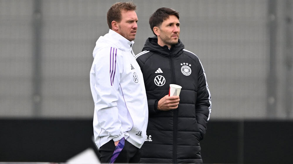 Bundestrainer Nagelsmann (l.) beobachtet das Training der Nationalmannschaft.  / Foto: Federico Gambarini/dpa