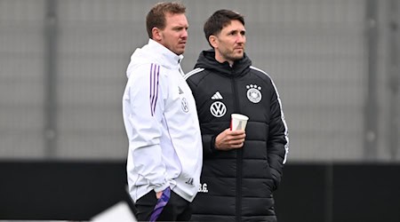 Bundestrainer Nagelsmann (l.) beobachtet das Training der Nationalmannschaft.  / Foto: Federico Gambarini/dpa