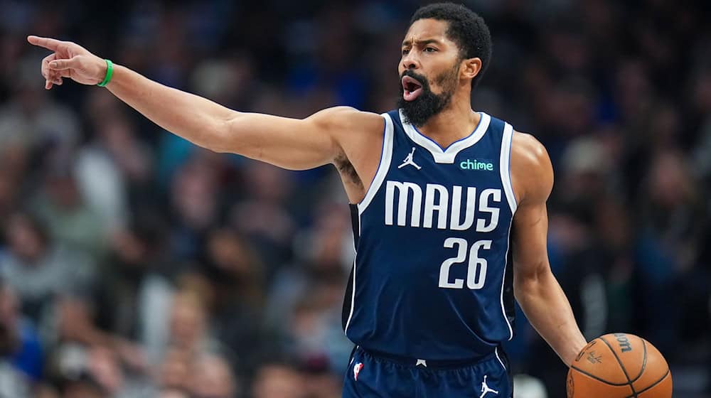 Von der NBA in die Bundesliga: Basketball-Routinier Spencer Dinwiddie heuert beim FC Bayern an. (Archivbild) / Foto: Julio Cortez/AP/dpa