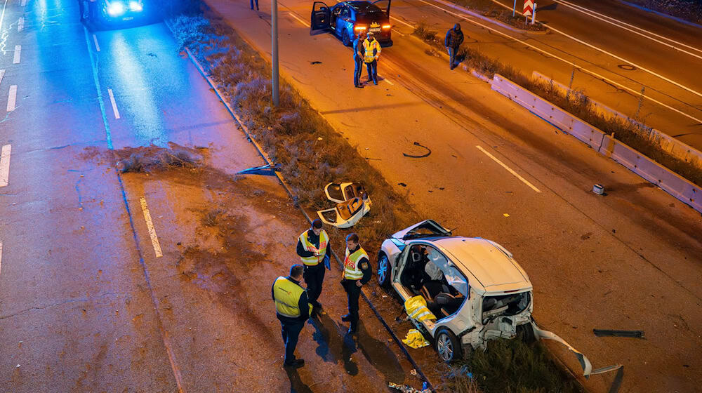 Bei einem Unfall in München sind mehrere Personen verletzt worden. / Foto: Lars Halbauer/NEWS5/dpa