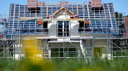 Mit steuerlichen Anreizen muss der Bund nach Ansicht der Fraktionschefs von CDU und CSU aus Baden-Württemberg und Bayern den Wohnungsbau in Deutschland wieder in Schwung bringen. (Illustration)  / Foto: Sven Hoppe/dpa