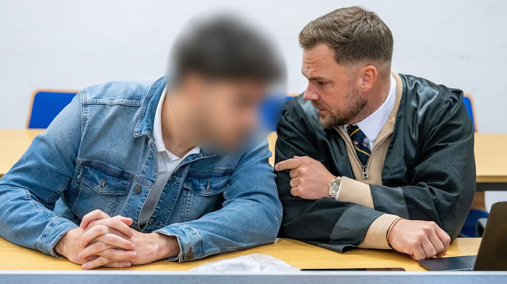 Der 28-Jährige spricht im Verhandlungssaal des Landshuter Landgerichts mit seinem Verteidiger André Miegel. / Foto: Armin Weigel/dpa
