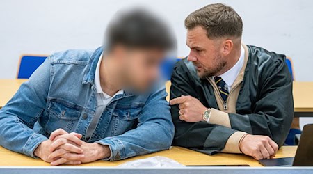 Der 28-Jährige spricht im Verhandlungssaal des Landshuter Landgerichts mit seinem Verteidiger André Miegel. / Foto: Armin Weigel/dpa