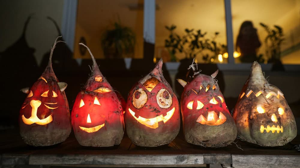 Der Brauch der Rübengeister - ausgehöhlte Rüben, denen Gesichter eingeschnitzt werden - ist schon sehr alt. (Archivbild) / Foto: Thomas Warnack/dpa
