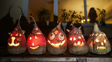 Der Brauch der Rübengeister - ausgehöhlte Rüben, denen Gesichter eingeschnitzt werden - ist schon sehr alt. (Archivbild) / Foto: Thomas Warnack/dpa Der Brauch der Rübengeister - ausgehöhlte Rüben, denen Gesichter eingeschnitzt werden - ist schon sehr alt. (Archivbild) / Foto: Thomas Warnack/dpa