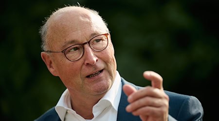Der Vorstandsvorsitzende des Wohnungsbaukonzerns Vonovia, Rolf Buch, warnt vor lang andauerndem Wohnungsmangel (Archivbild). / Foto: Bernd Thissen/dpa