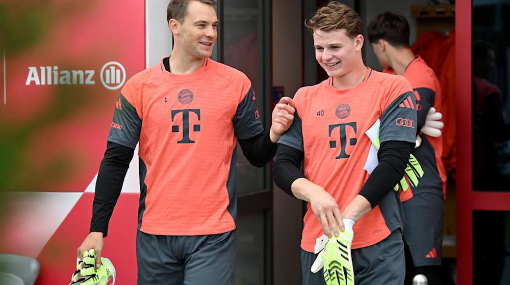 Torwartwechsel bei Bayern: Jonas Urbig (r) ersetzt in Gladbach Manuel Neuer (l) im Tor.  / Foto: Harry Langer/dpa Torwartwechsel bei Bayern: Jonas Urbig (r) ersetzt in Gladbach Manuel Neuer (l) im Tor.  / Foto: Harry Langer/dpa