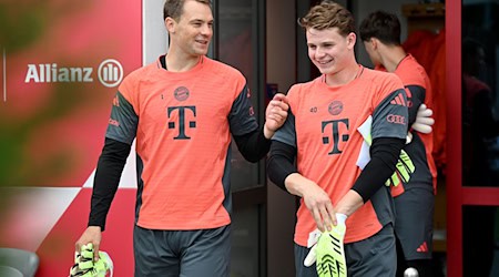 Torwartwechsel bei Bayern: Jonas Urbig (r) ersetzt in Gladbach Manuel Neuer (l) im Tor.  / Foto: Harry Langer/dpa