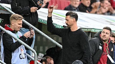 Sandro Wagner reagiert nach dem Abpfiff mit einer Geste Richtung Publikum.  / Foto: Harry Langer/dpa