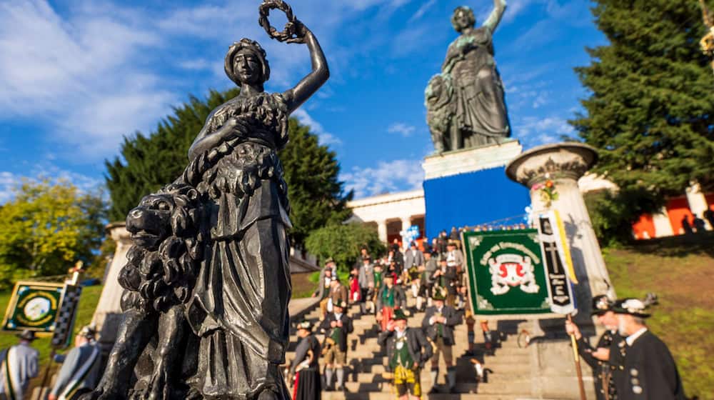 Seit 175 Jahren thront die Bavaria über der Theresienwiese. / Foto: Peter Kneffel/dpa