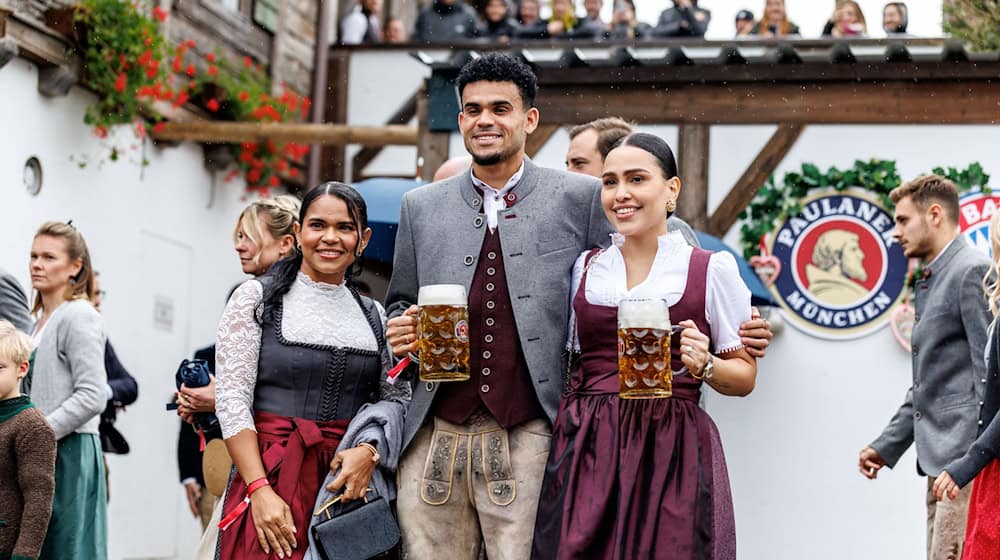Neu-Stürmer Luis Díaz kann sich auf dem Oktoberfest feiern lassen. / Foto: Matthias Balk/dpa