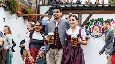 Neu-Stürmer Luis Díaz kann sich auf dem Oktoberfest feiern lassen. / Foto: Matthias Balk/dpa