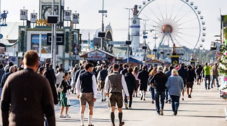 Mit dem langen Wochenende startet die Wiesn in ihren Endspurt. (Archiv) / Foto: Matthias Balk/dpa