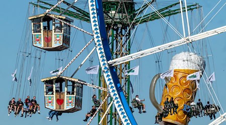 Hoch hinaus ging es für viele der Wiesn-Besucher. / Foto: Peter Kneffel/dpa