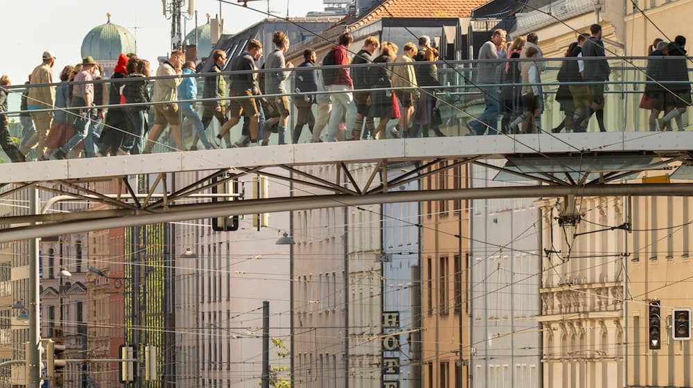 Menschen strömen in den letzten Wiesn-Tagen zur Theresienwiese. / Foto: Peter Kneffel/dpa
